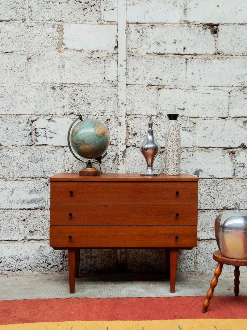 Olga, la commode en bois foncé N°284