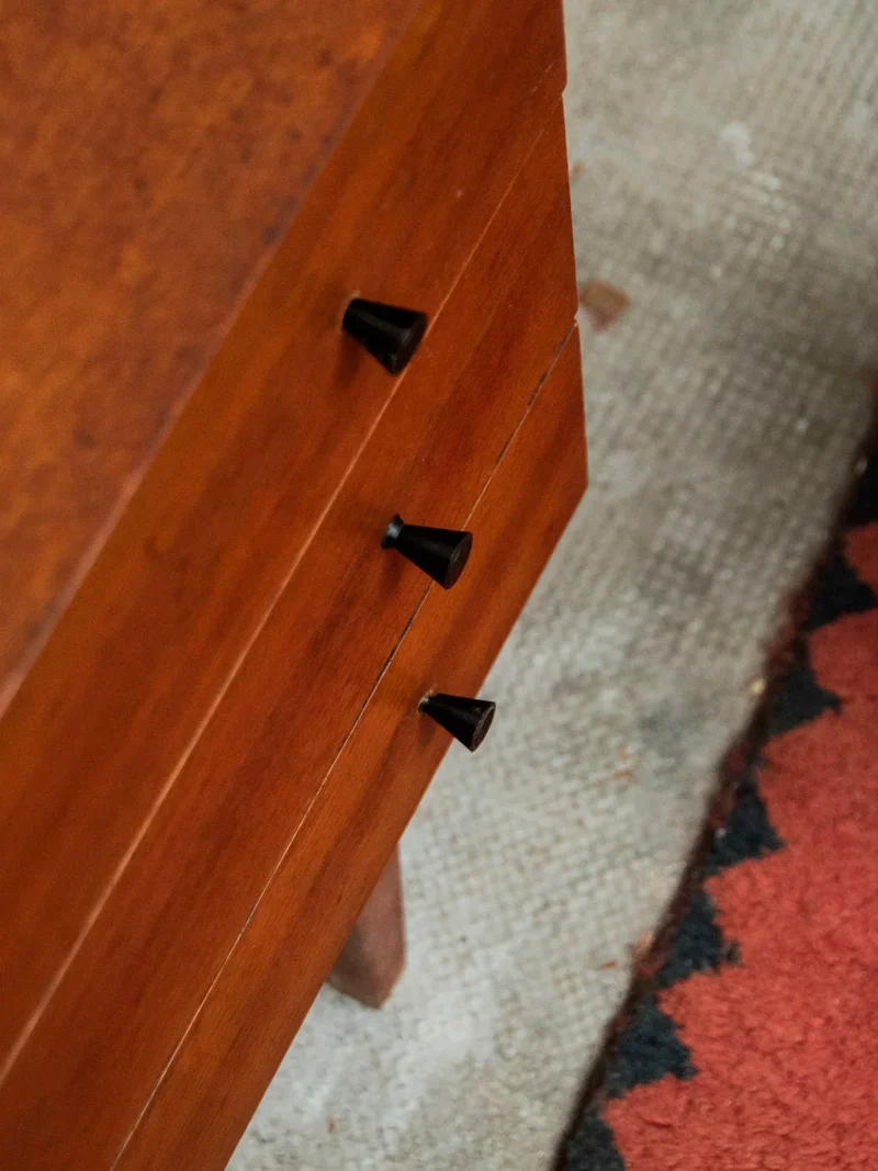 Olga, la commode en bois foncé N°284