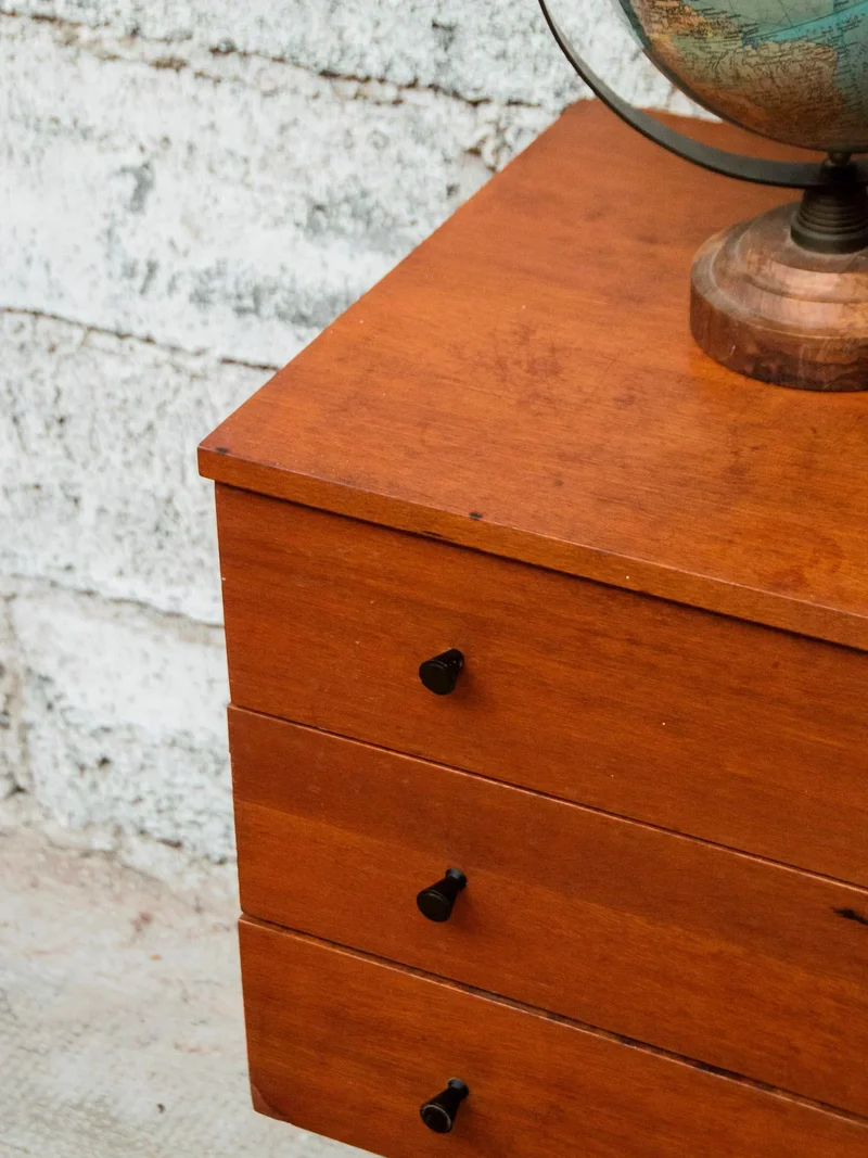 Olga, la commode en bois foncé N°284
