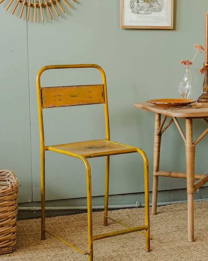 Claude, la chaise en métal jaune N°859