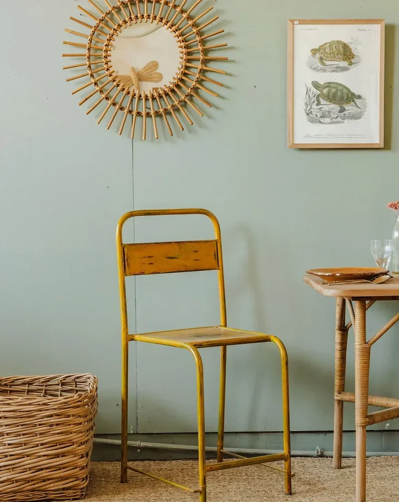 Claude, la chaise en métal jaune N°859