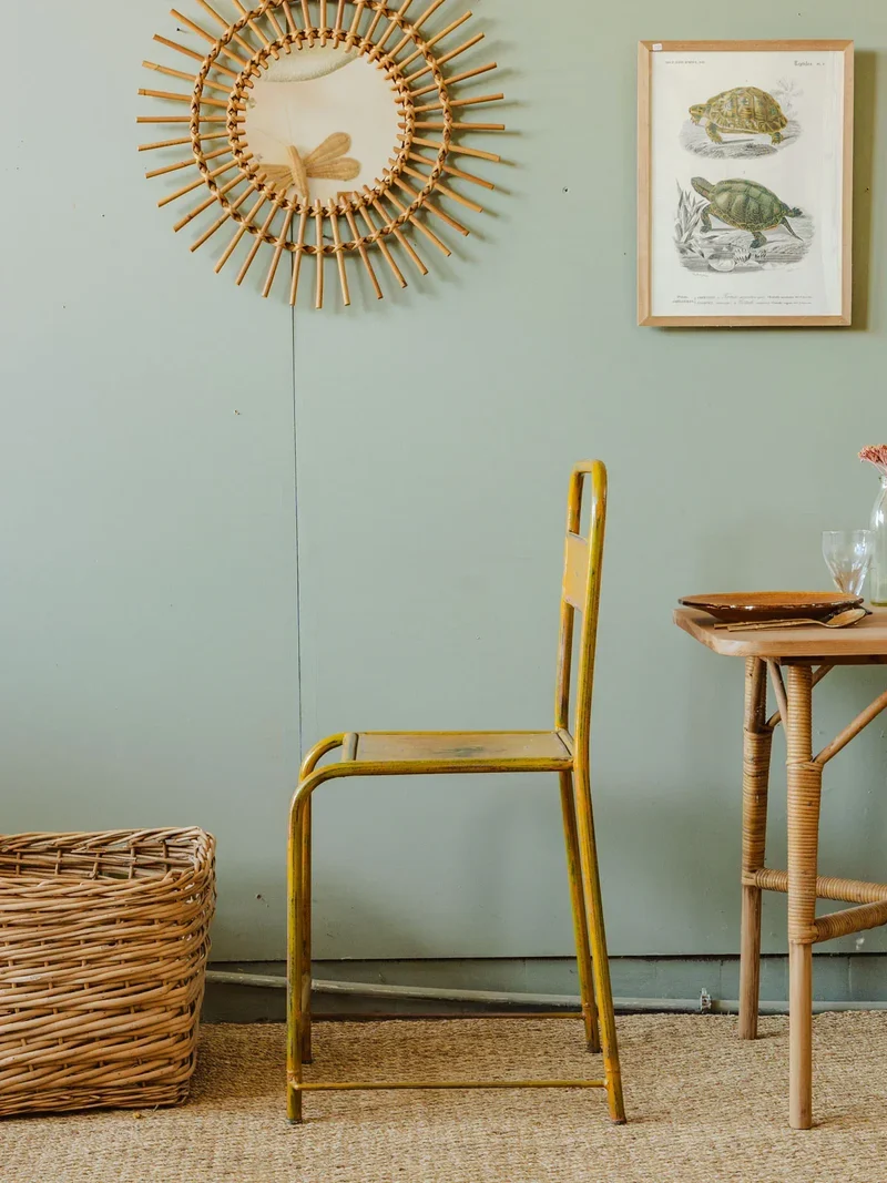 Claude, la chaise en métal jaune N°859