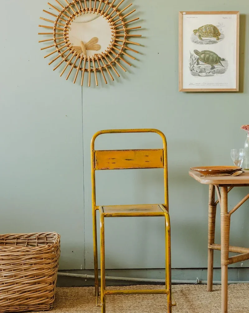 Claude, la chaise en métal jaune N°859