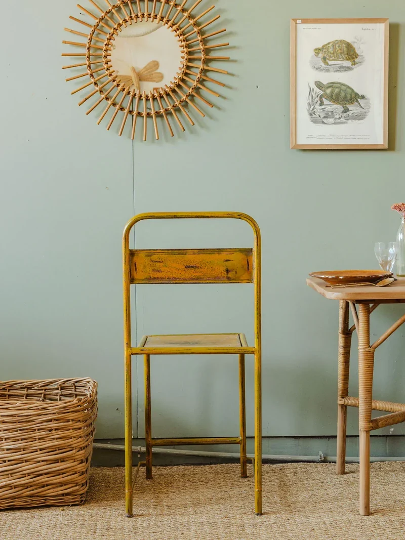 Claude, la chaise en métal jaune N°859