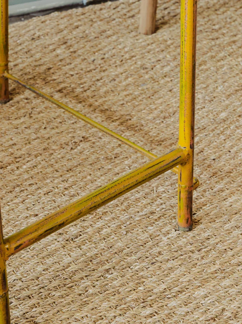 Claude, la chaise en métal jaune N°859