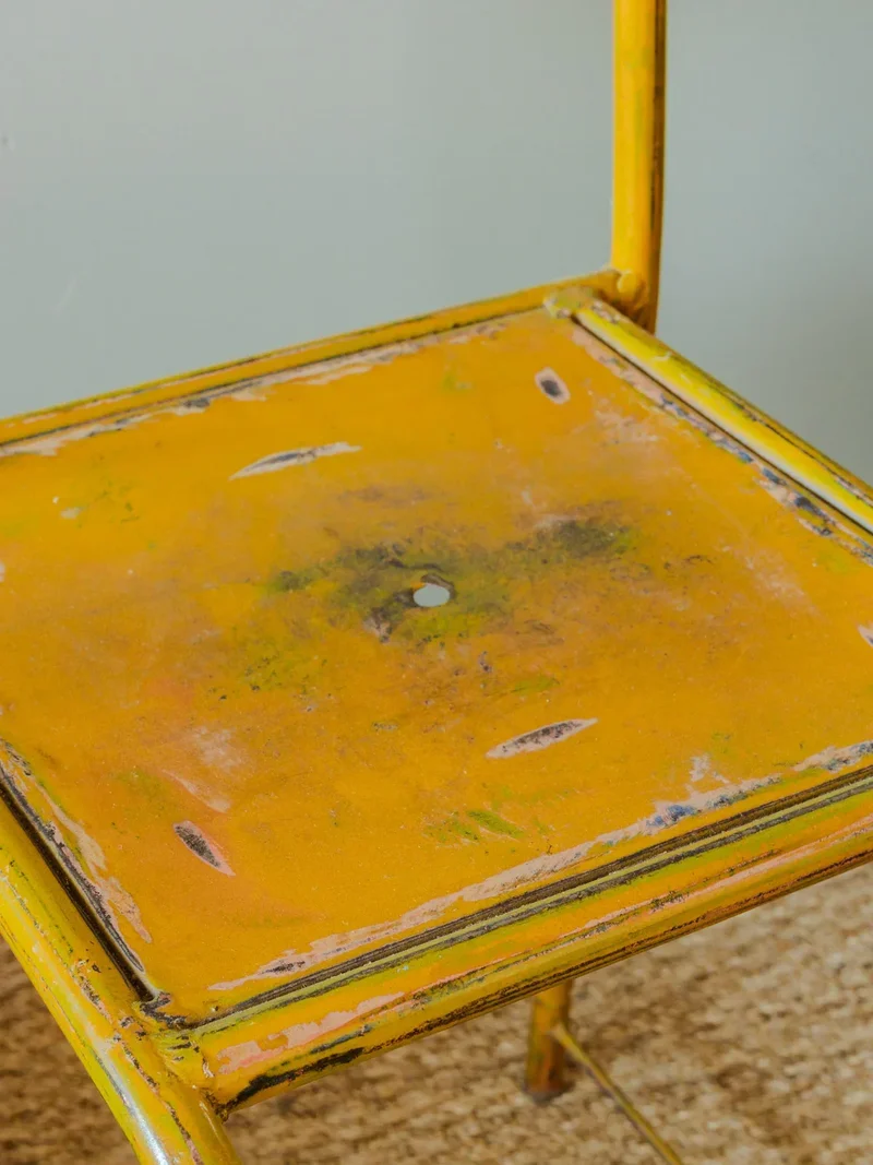 Claude, la chaise en métal jaune N°859