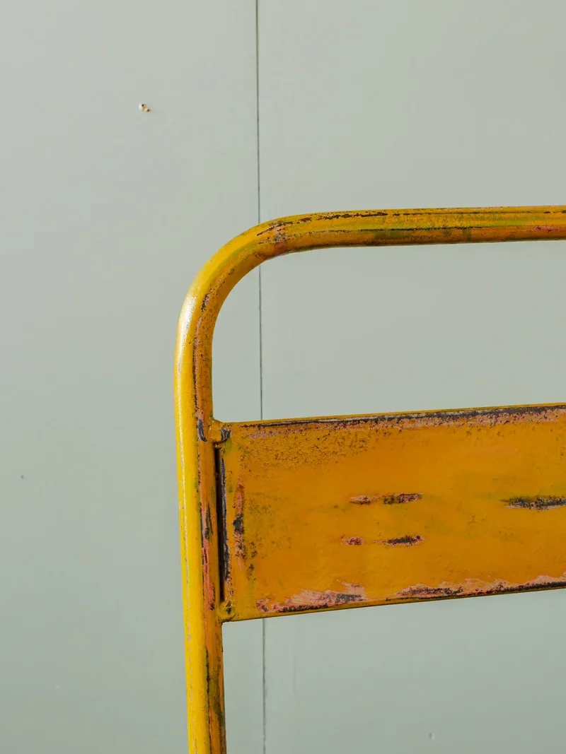 Claude, la chaise en métal jaune N°859