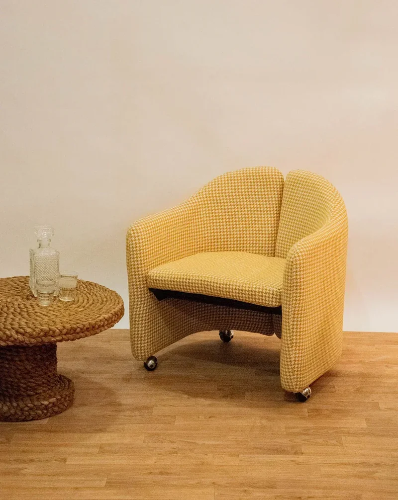 Jakob, le fauteuil en tissu jaune N°587