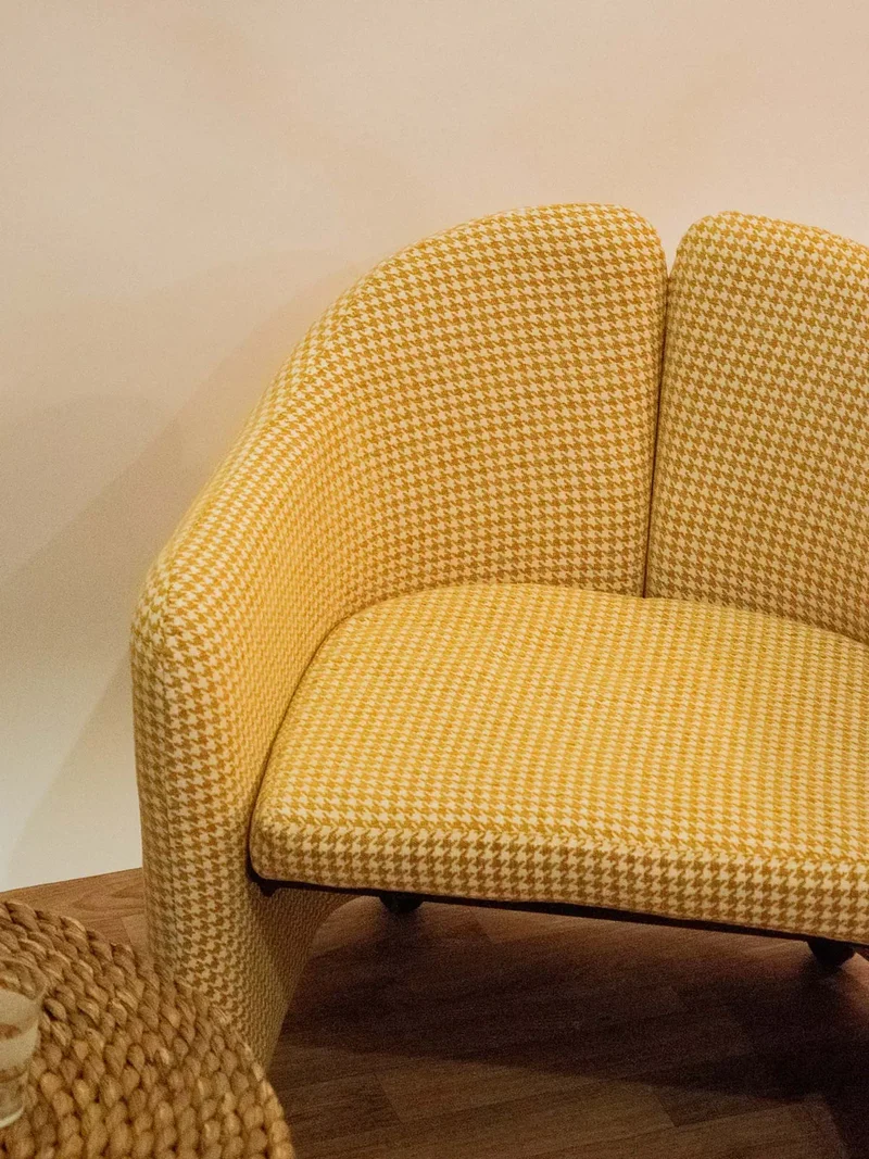 Jakob, le fauteuil en tissu jaune N°587