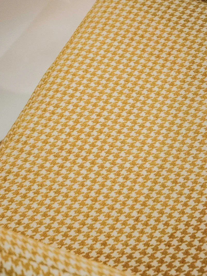 Jakob, le fauteuil en tissu jaune N°587