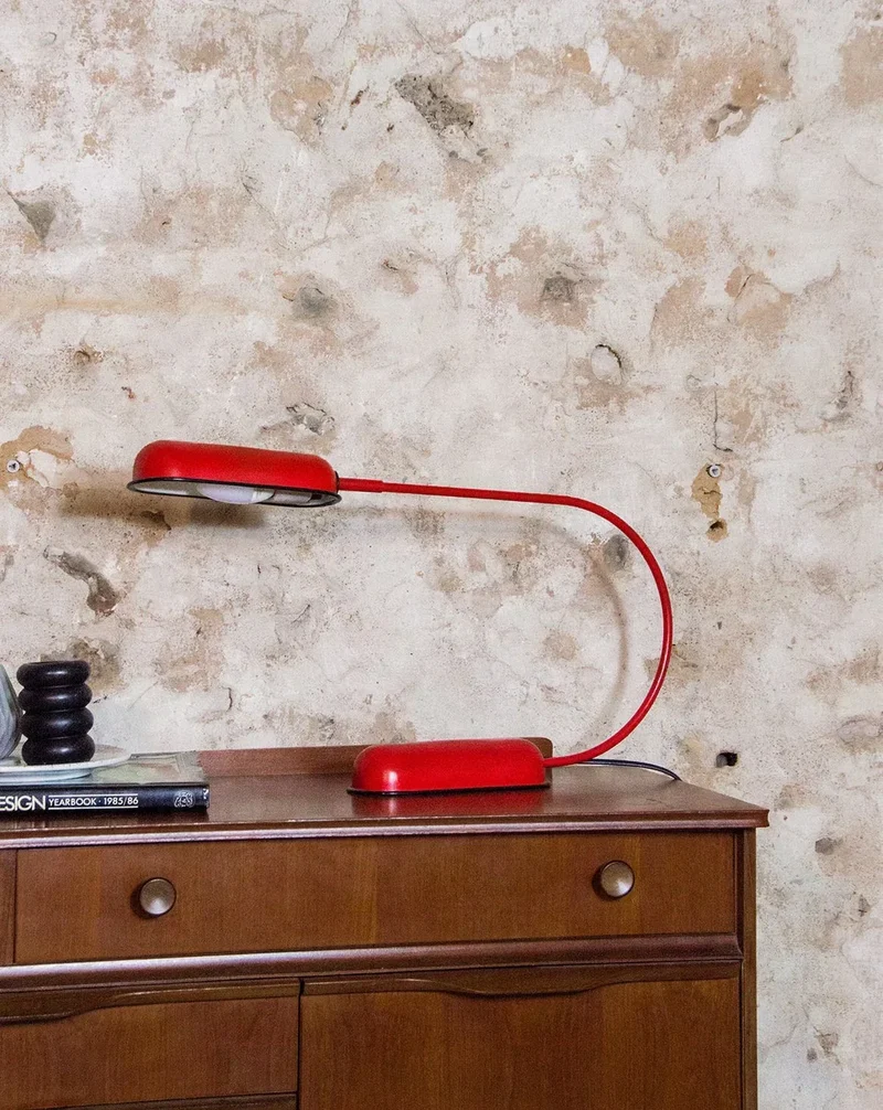 Julia, la lampe à poser en métal rouge N°378