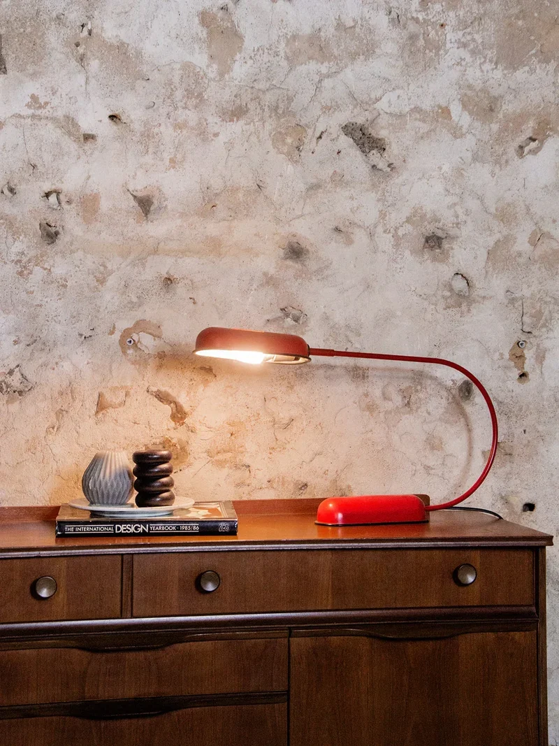 Julia, la lampe à poser en métal rouge N°378