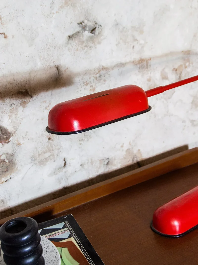 Julia, la lampe à poser en métal rouge N°378