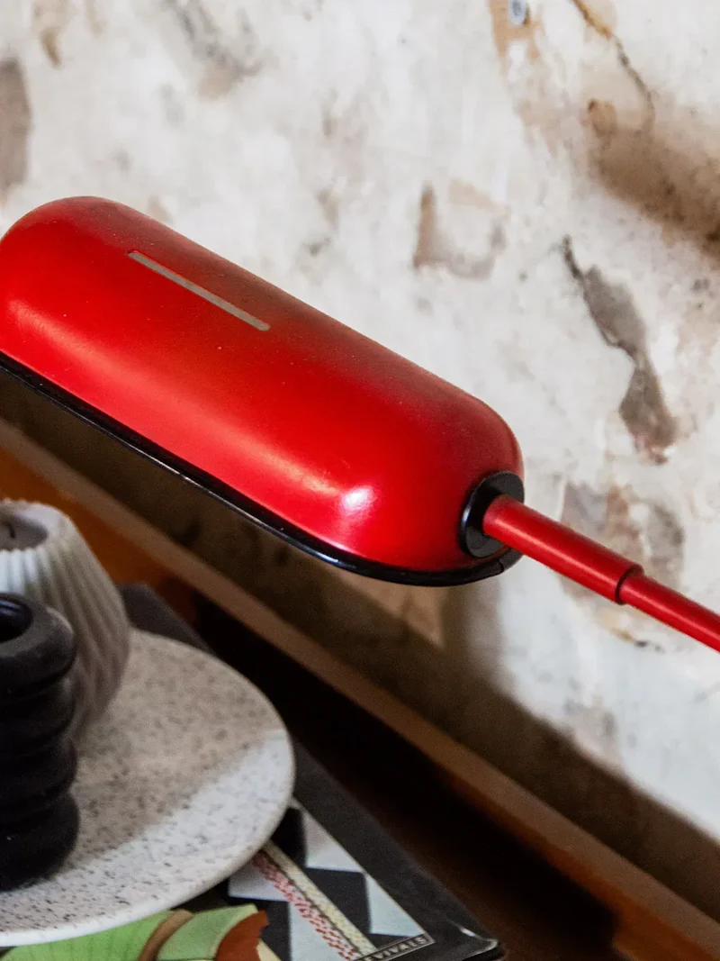Julia, la lampe à poser en métal rouge N°378