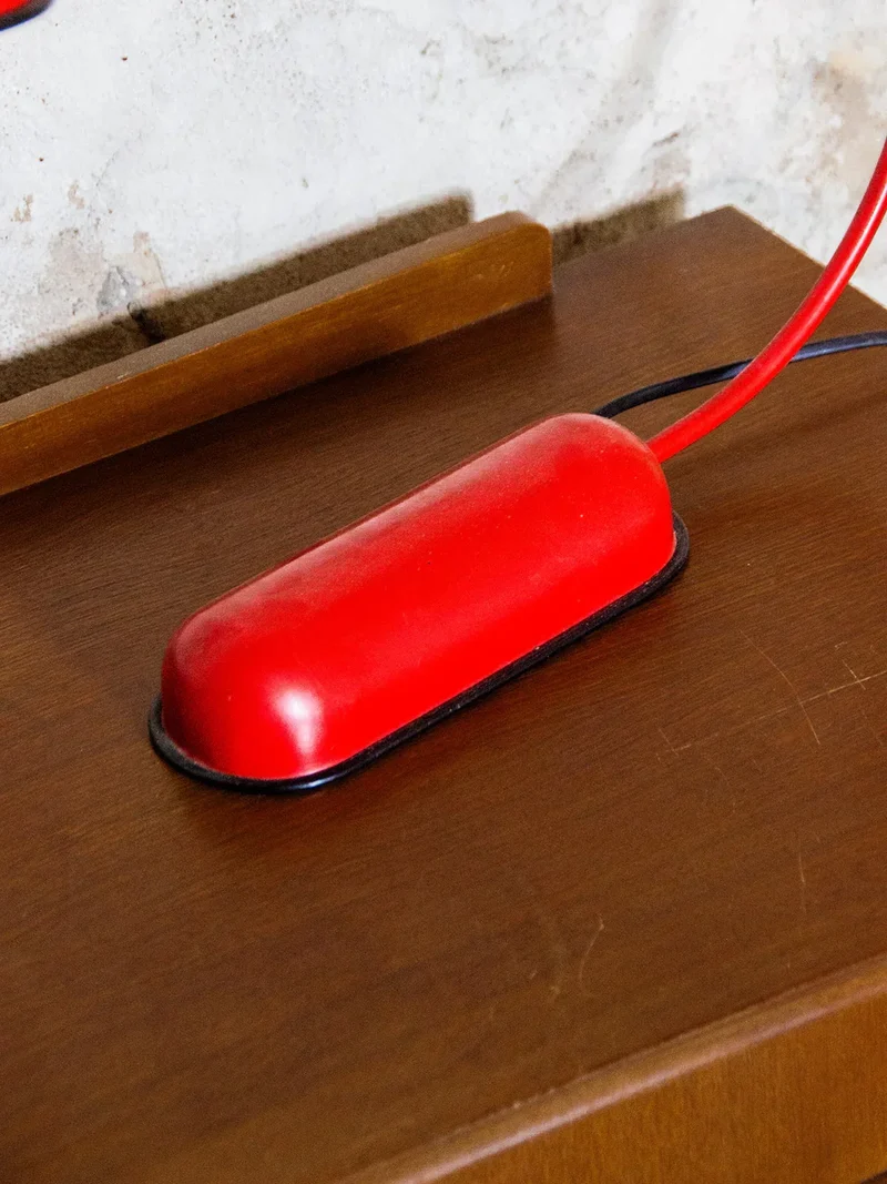 Julia, la lampe à poser en métal rouge N°378