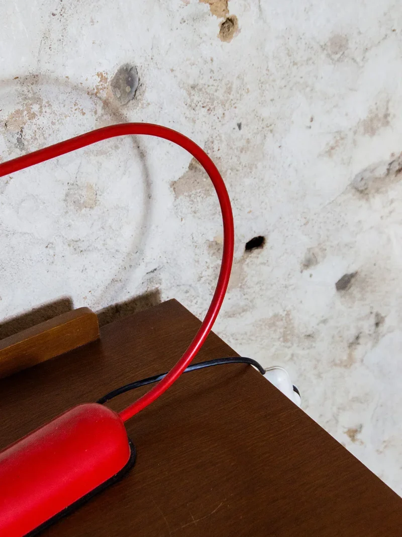 Julia, la lampe à poser en métal rouge N°378