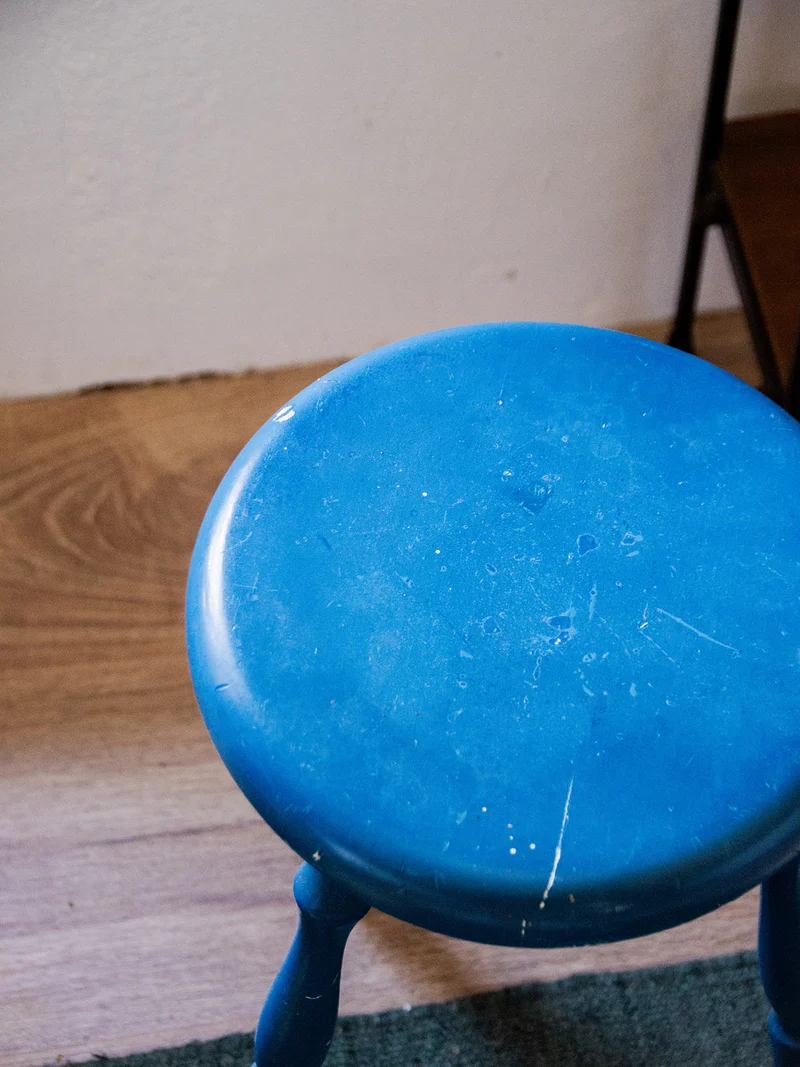 Regis, le tabouret bleu N°585