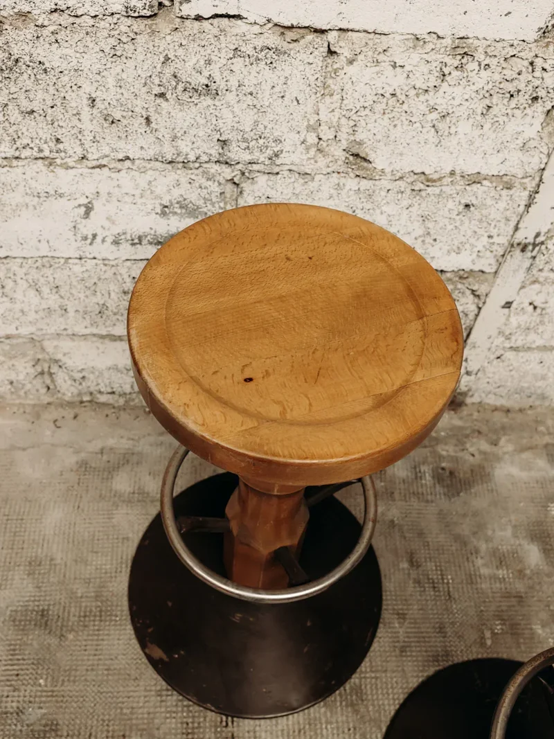 Pierre, le tabouret de bar en bois N°22