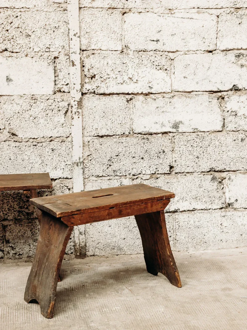 Antoine, le petit banc en bois N°204