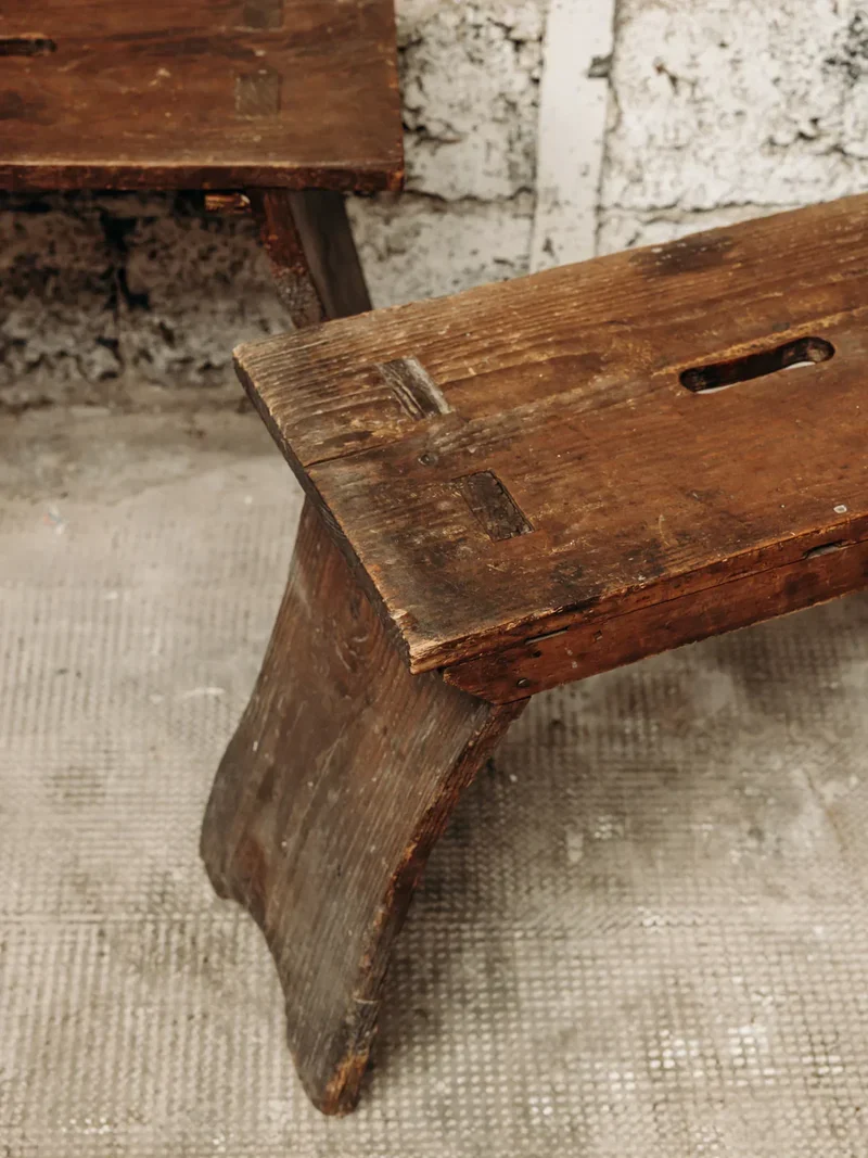 Antoine, le petit banc en bois N°204