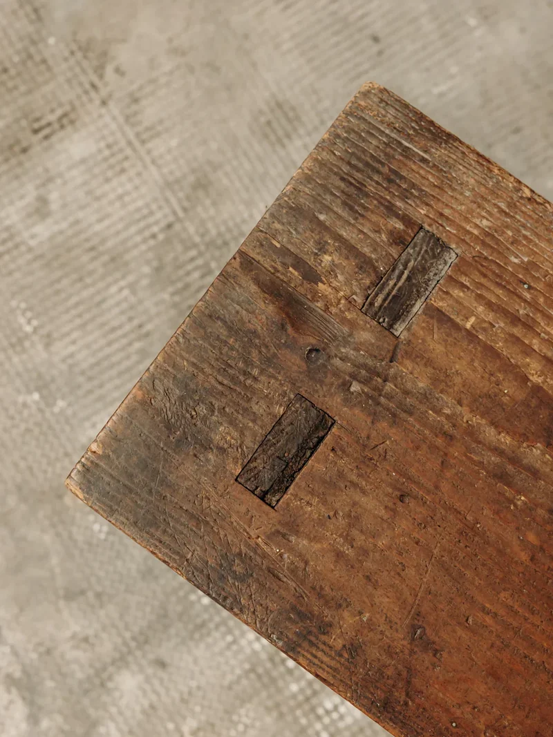 Antoine, le petit banc en bois N°204