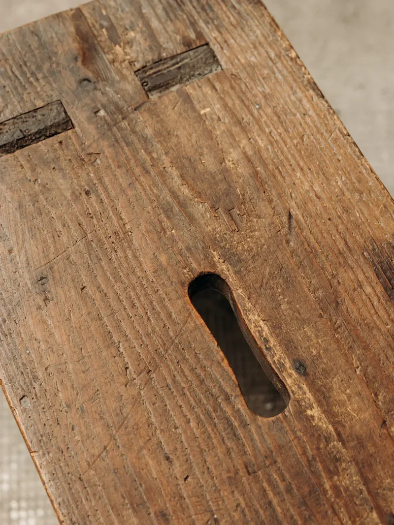 Antoine, le petit banc en bois N°204