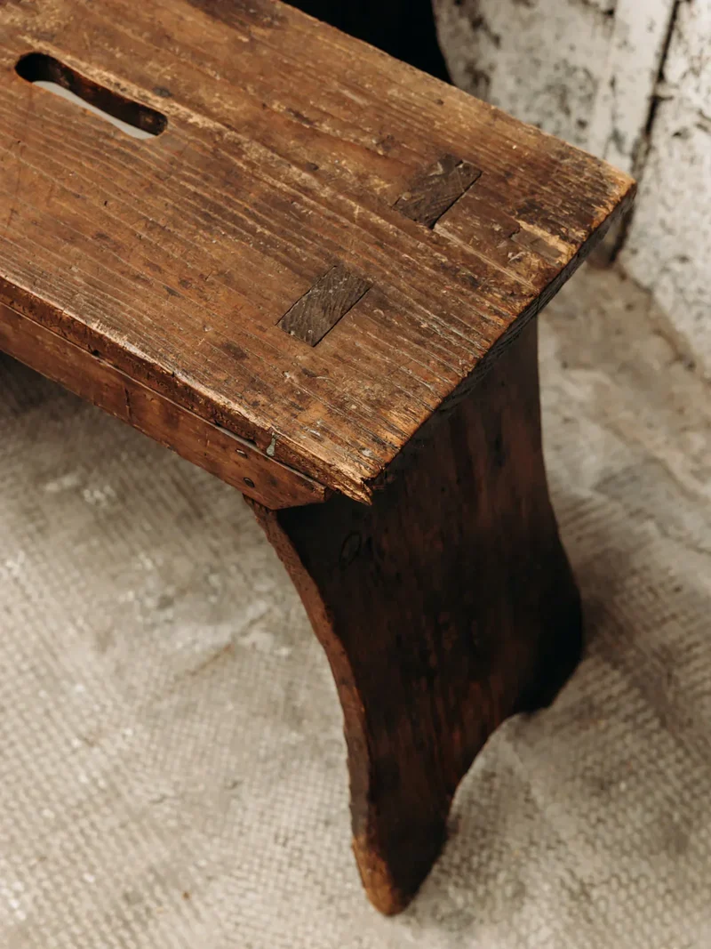 Antoine, le petit banc en bois N°204