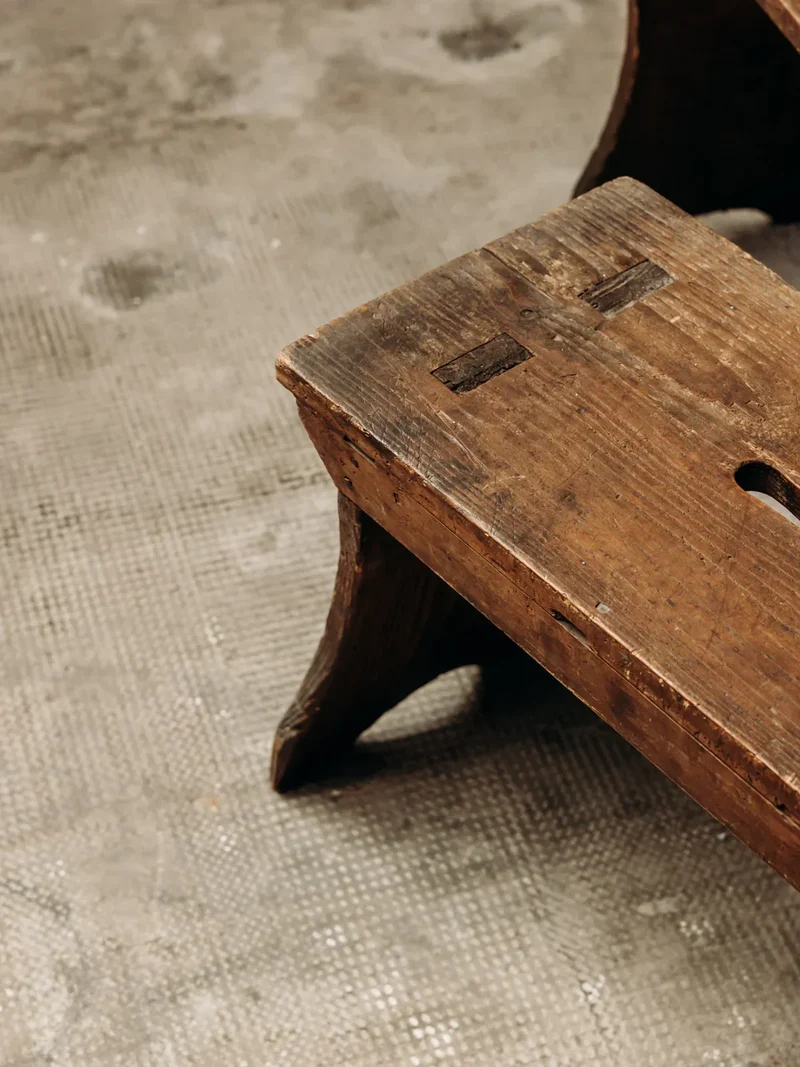 Antoine, le petit banc en bois N°204