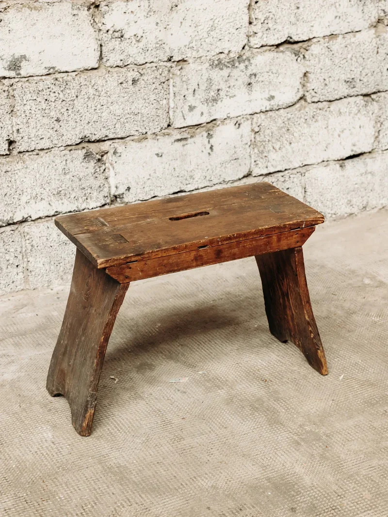 Antoine, le petit banc en bois N°204