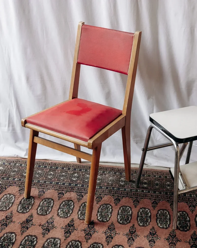 Alma, la chaise rouge en bois N°784