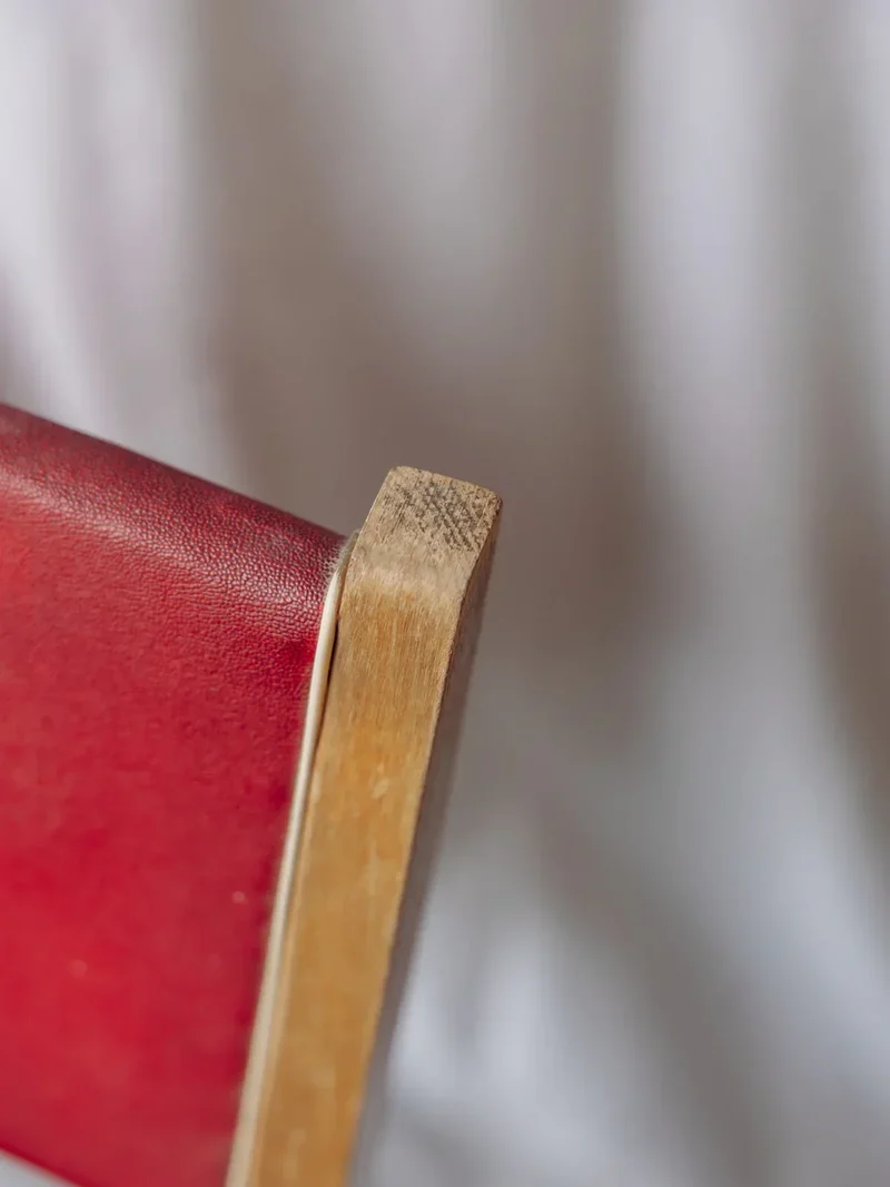 Alma, la chaise rouge en bois N°784