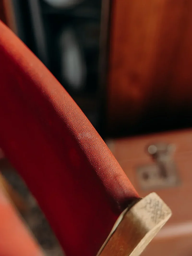 Alma, la chaise rouge en bois N°784