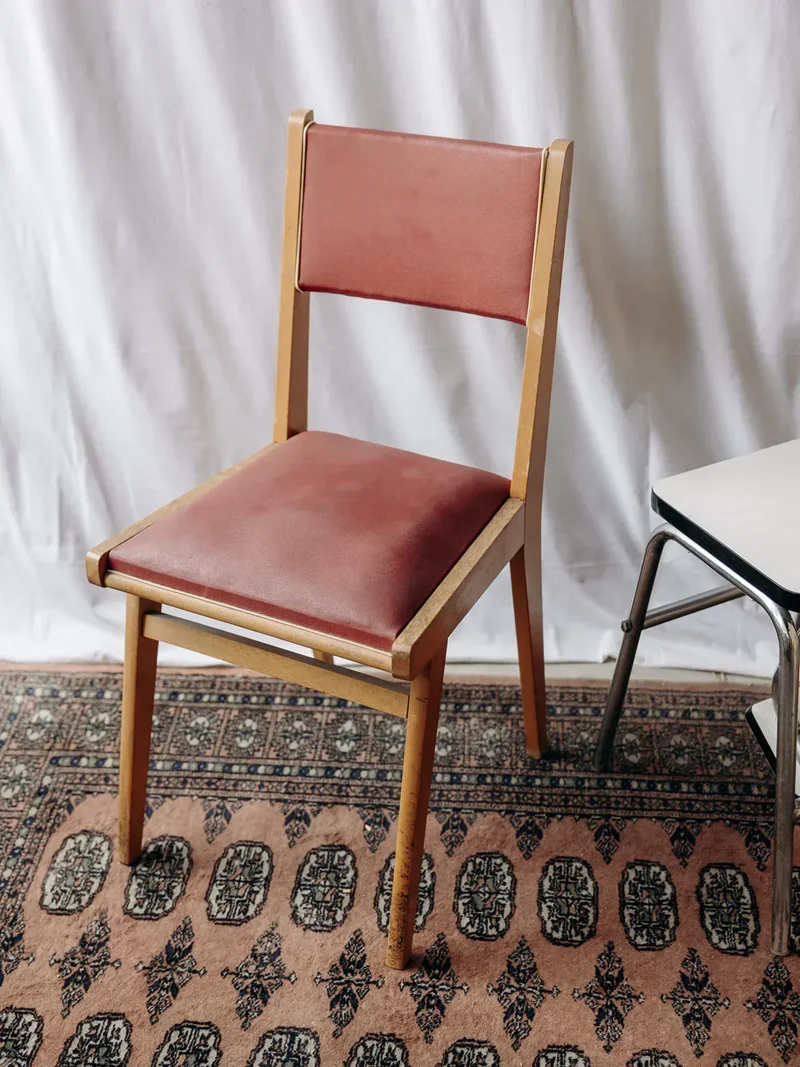 Alma, la chaise bordeaux en bois N°785