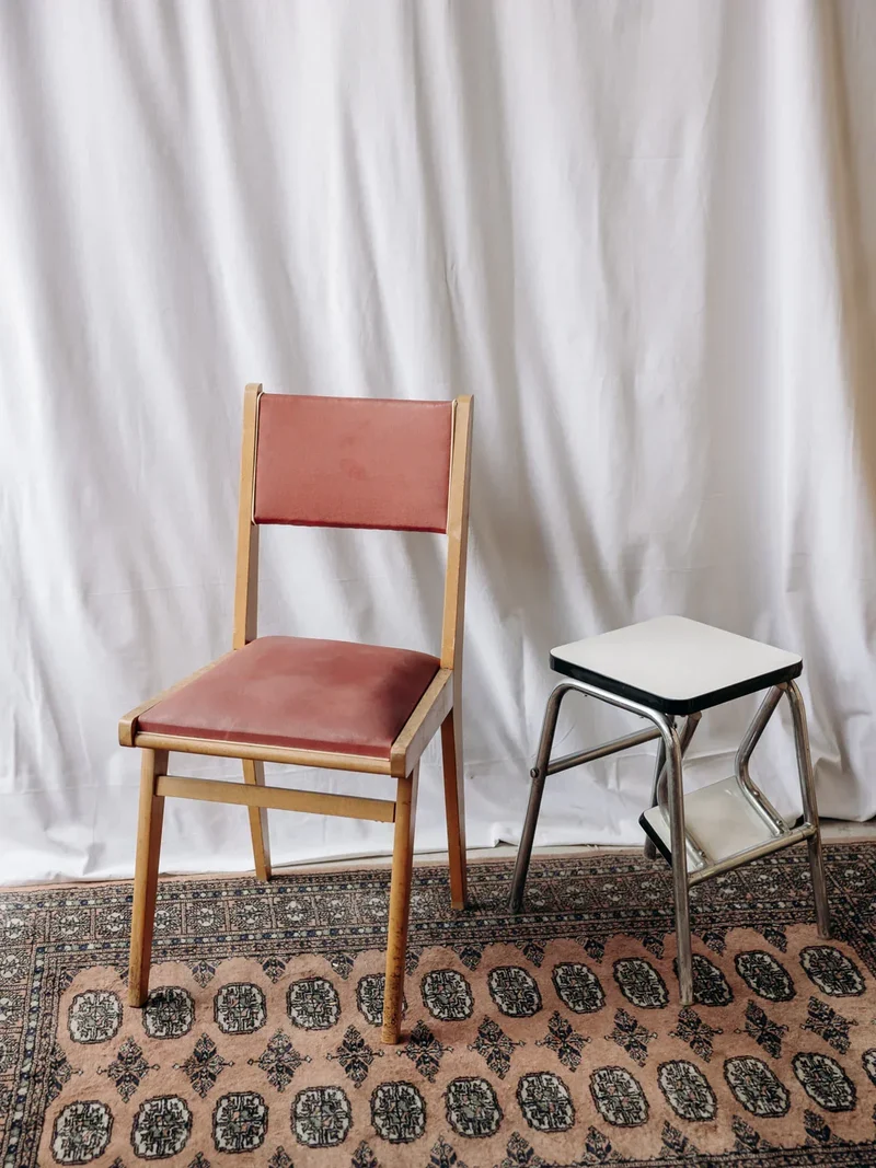 Alma, la chaise bordeaux en bois N°785