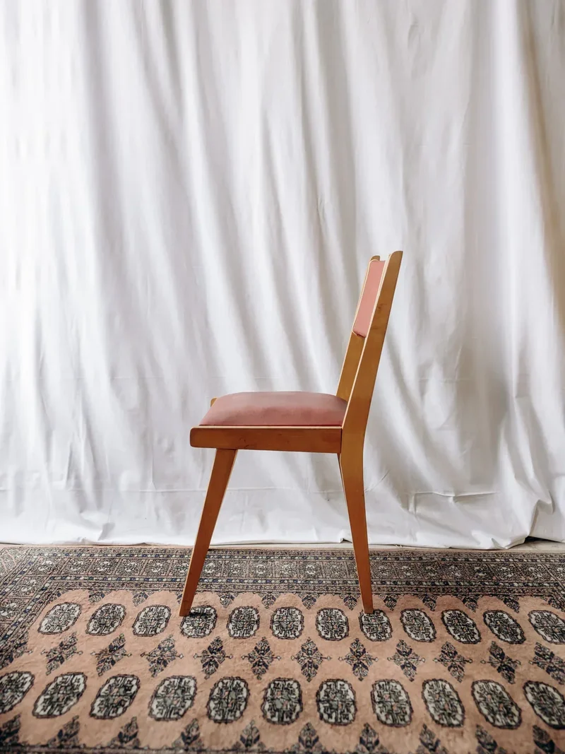 Alma, la chaise bordeaux en bois N°785