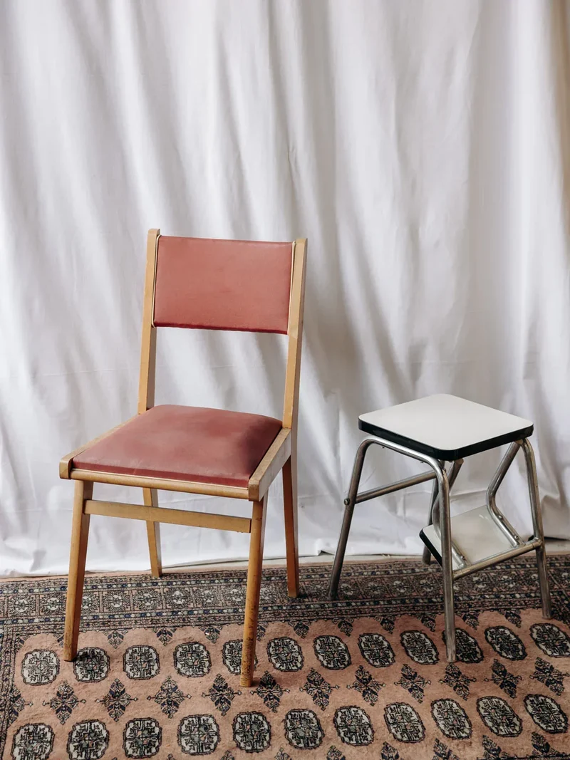 Alma, la chaise bordeaux en bois N°785
