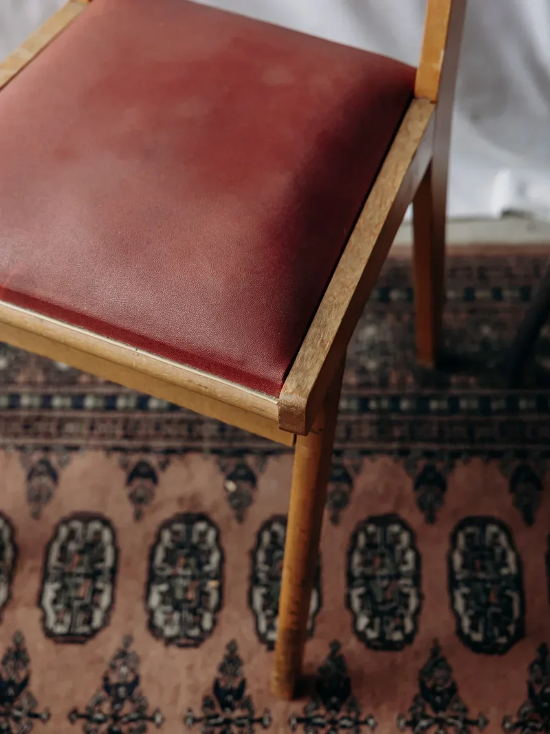 Alma, la chaise bordeaux en bois N°785