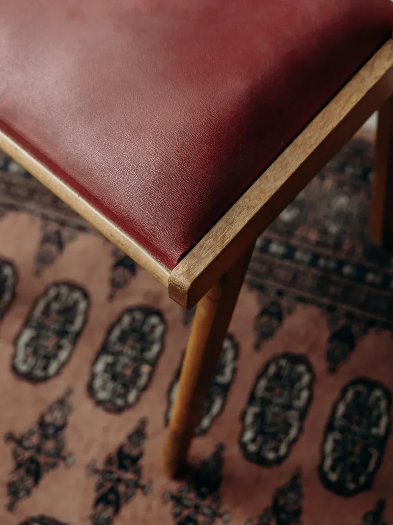 Alma, la chaise bordeaux en bois N°785