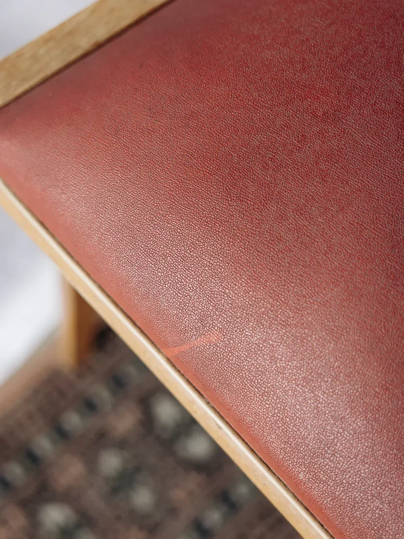 Alma, la chaise bordeaux en bois N°785