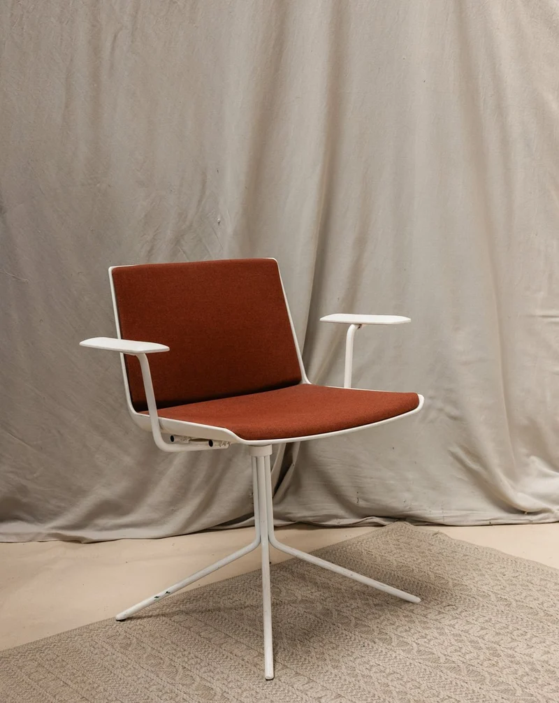 Jakob, le fauteuil terracotta en métal N°527