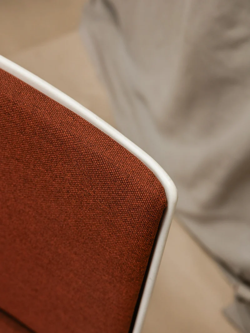 Jakob, le fauteuil terracotta en métal N°527