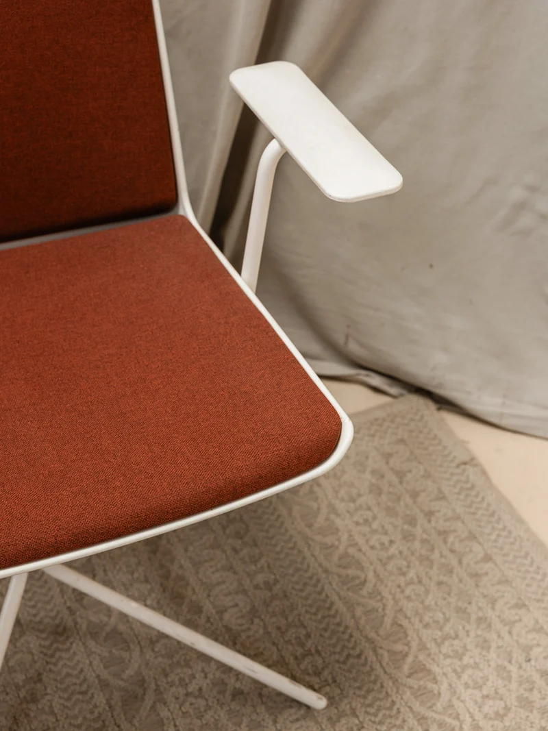 Jakob, le fauteuil terracotta en métal N°527