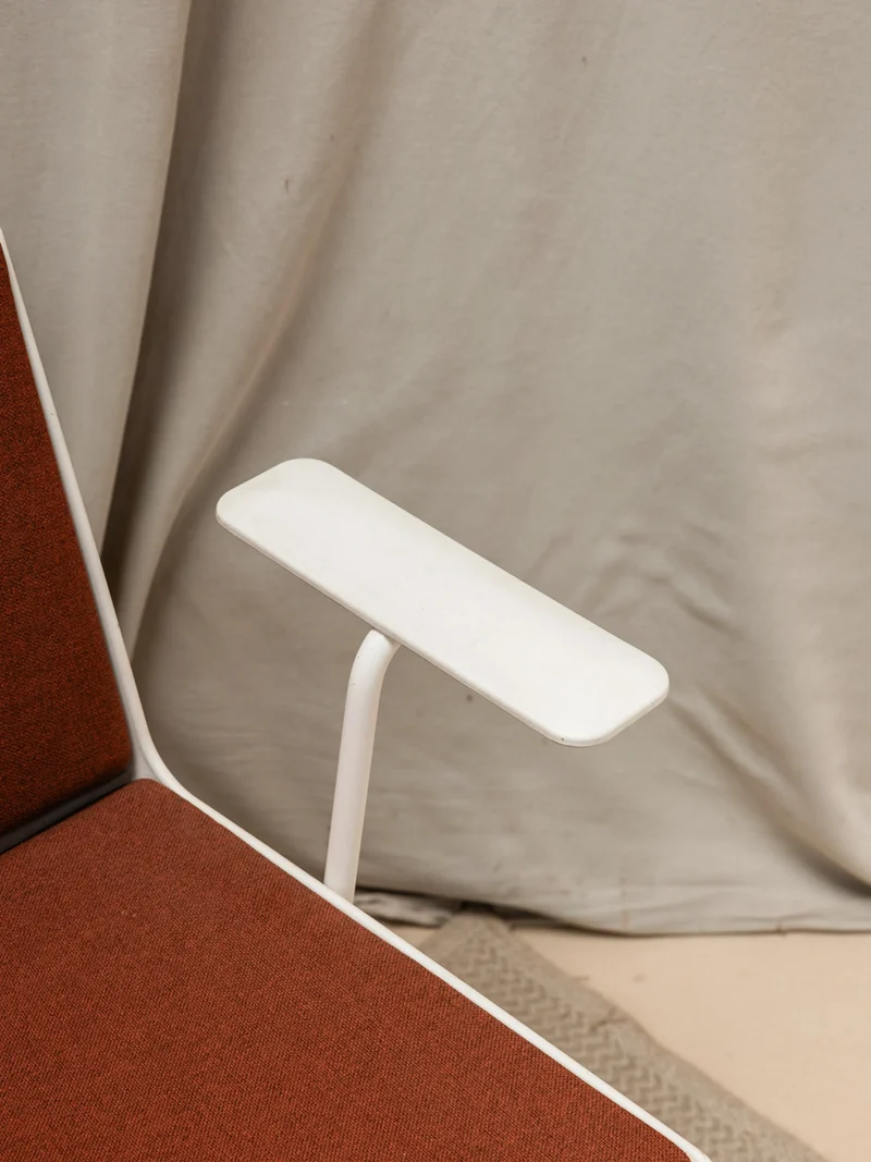 Jakob, le fauteuil terracotta en métal N°527