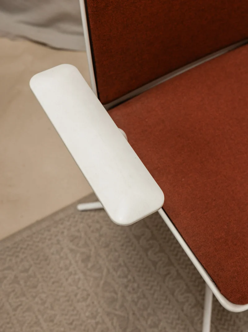 Jakob, le fauteuil terracotta en métal N°527