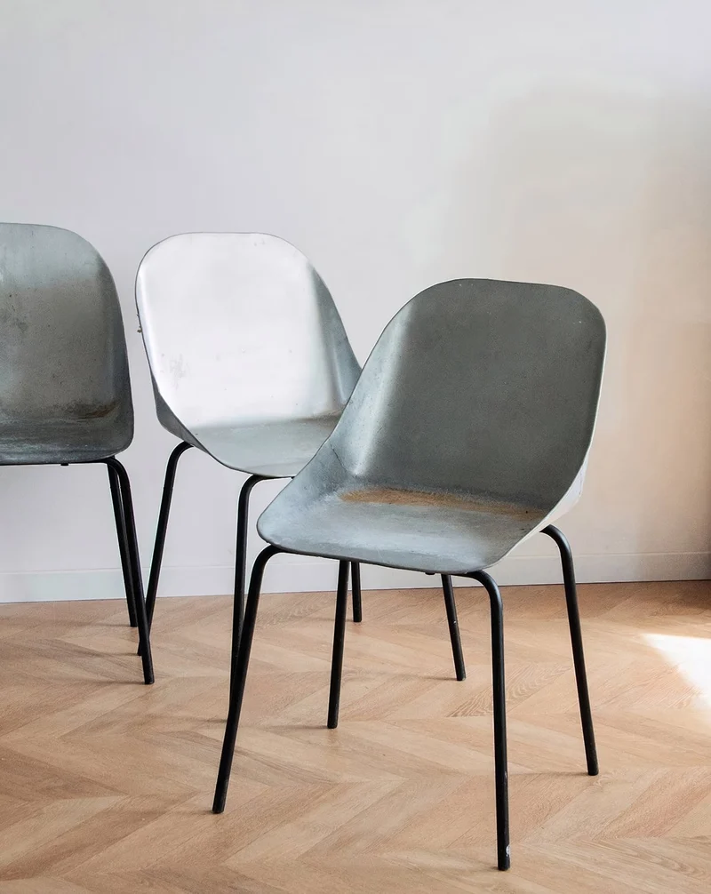 Alma, la paire de chaises en métal N°770