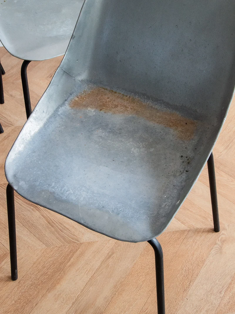 Alma, la paire de chaises en métal N°770