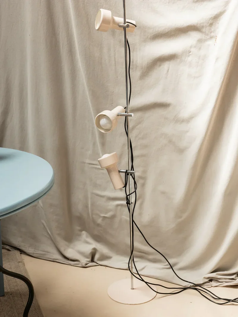 Julien, le lampadaire en plastique N°133