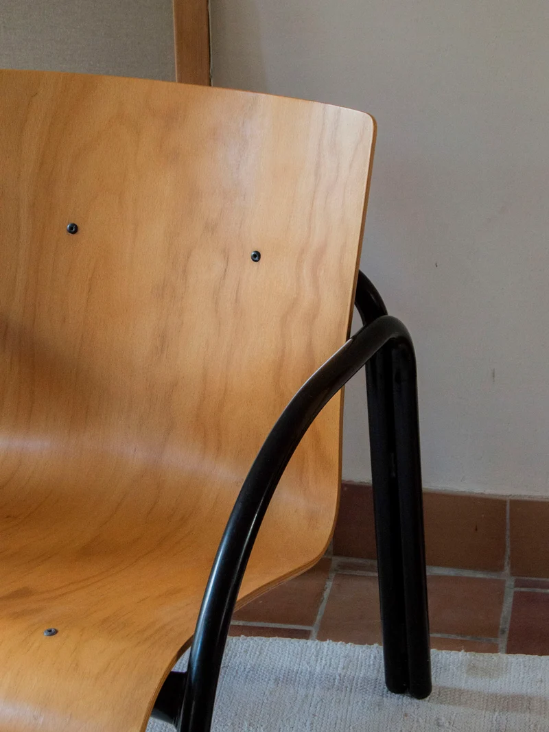 Jakob, le fauteuil en bois et métal N°695
