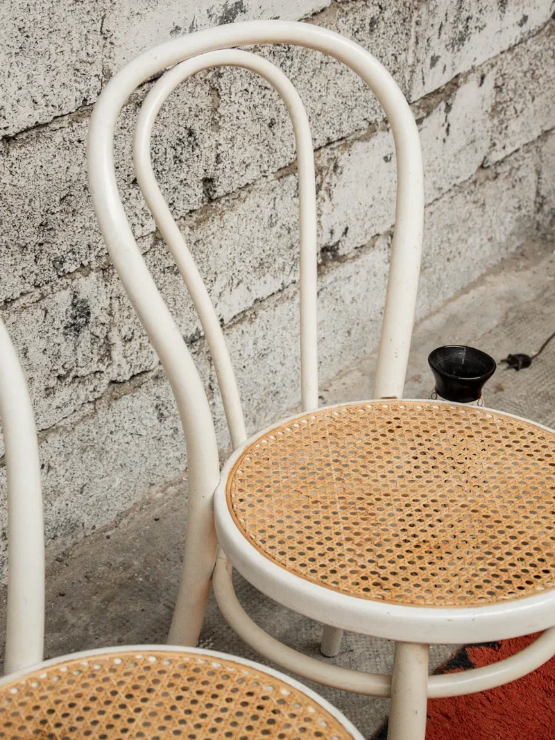 Claude, la paire de chaises cannée N°648
