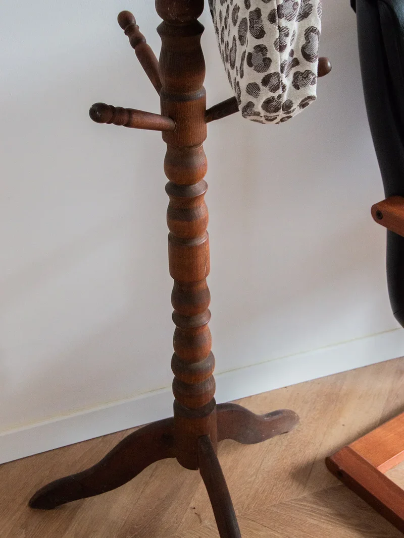 Max, le porte-manteau en bois N°174